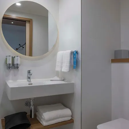 Hotel Hampton By Hilton Airport