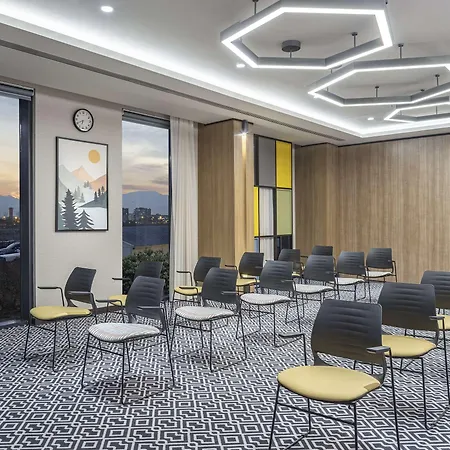 Hotel Hampton By Hilton Airport