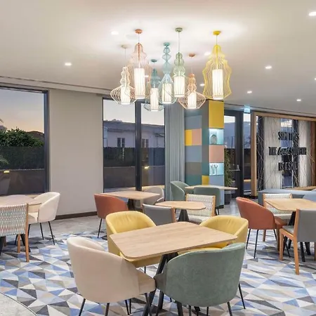 Hotel Hampton By Hilton Airport 4*