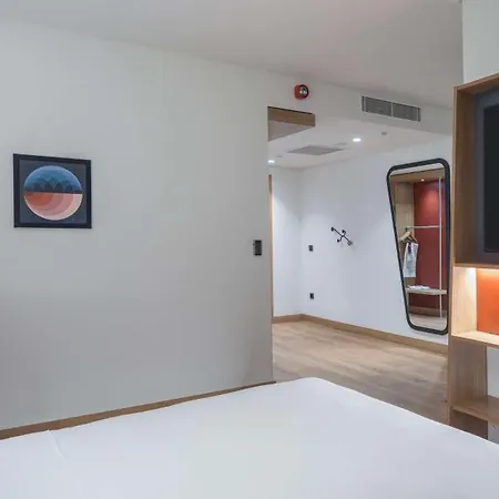 Hampton By Hilton Airport Hotel 4*