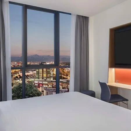 Hampton By Hilton Airport מלון