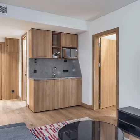 Hampton By Hilton Airport מלון