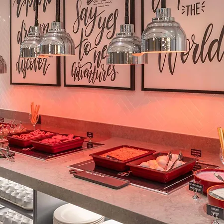 Hampton By Hilton Airport מלון