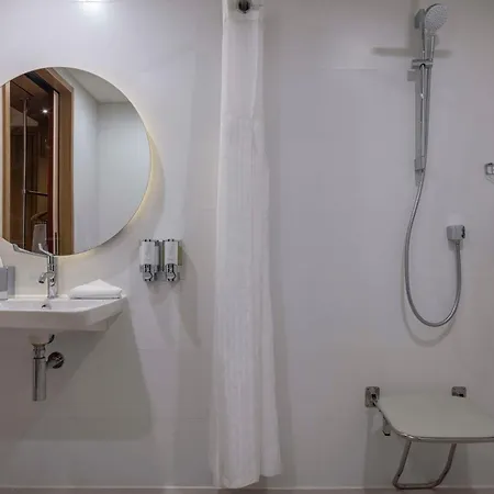 Hampton By Hilton Airport Hotel 4*