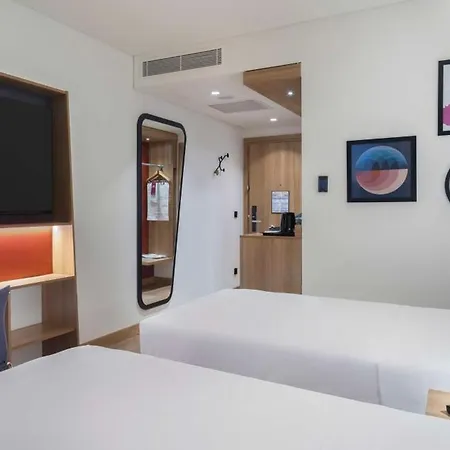 Hotel Hampton By Hilton Airport 4*