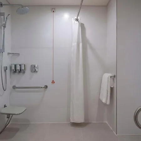 Hampton By Hilton Airport Otel 4*