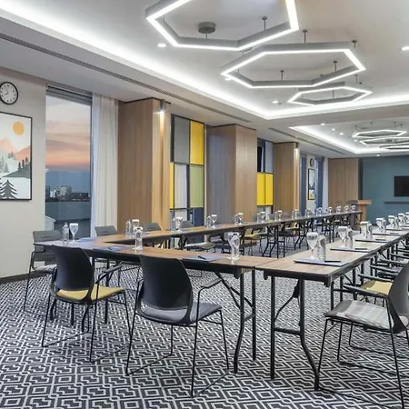 Hotel Hampton By Hilton Airport 4*