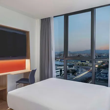 Hotel Hampton By Hilton Airport