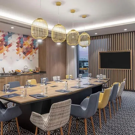 Otel Hampton By Hilton Airport 4*