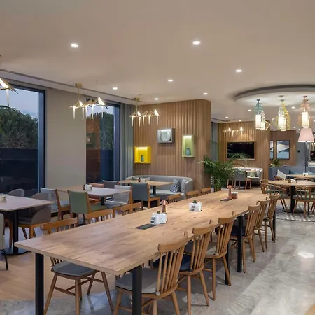 Hampton By Hilton Airport