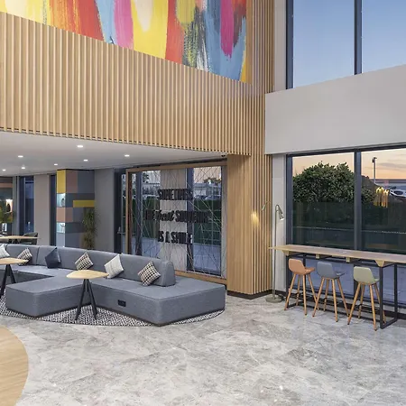 Hampton By Hilton Airport מלון