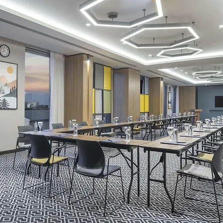 Hotel Hampton By Hilton Airport