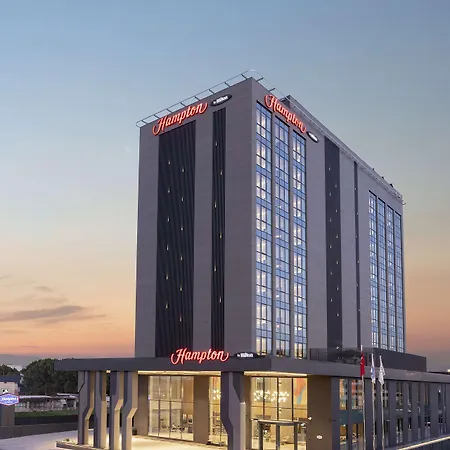 Hampton By Hilton Airport מלון