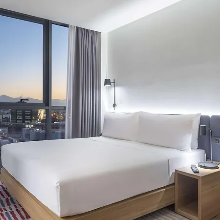 Hampton By Hilton Airport מלון