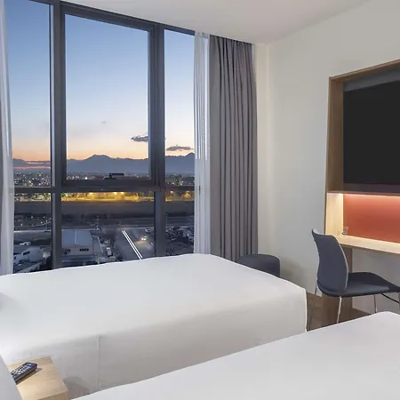 Hampton By Hilton Airport מלון