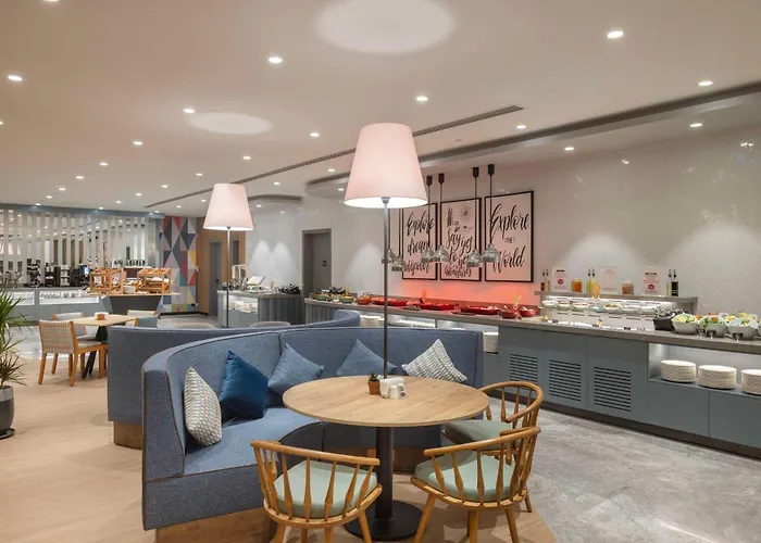 호텔 Hampton By Hilton Airport 4*