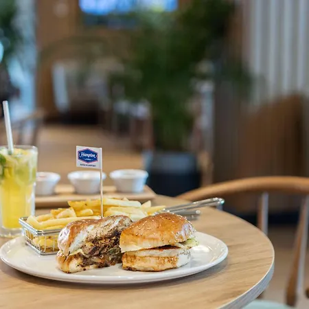 Hotel Hampton By Hilton Airport 4*