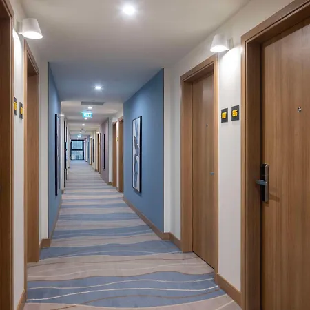 Hampton By Hilton Airport فندق