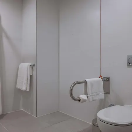 Hampton By Hilton Airport فندق