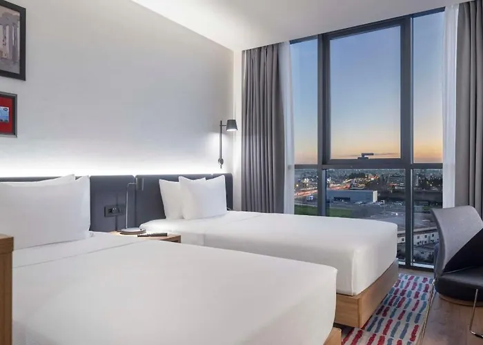 Hotel Hampton By Hilton Airport