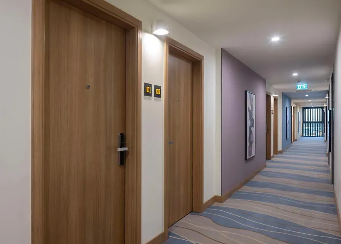 Hotel Hampton By Hilton Airport 4*