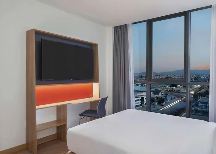 Hotel Hampton By Hilton Airport