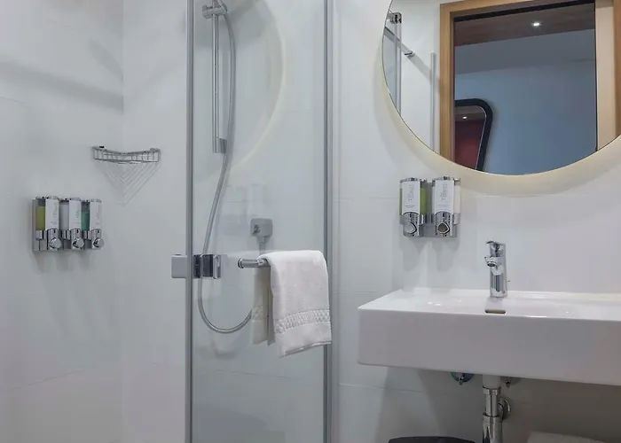 Hotel Hampton By Hilton Airport 4*
