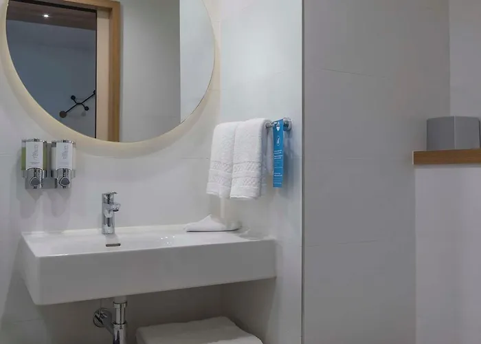 Hotel Hampton By Hilton Airport