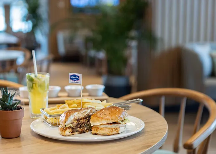 Hotel Hampton By Hilton Airport 4*
