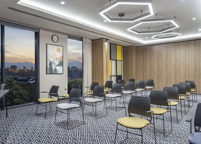 Hotel Hampton By Hilton Airport