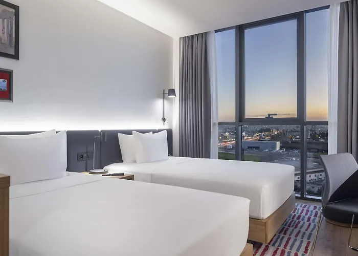 Hotel Hampton By Hilton Airport