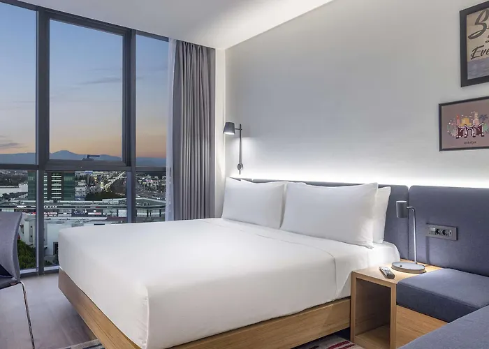 Hotel Hampton By Hilton Airport 4*