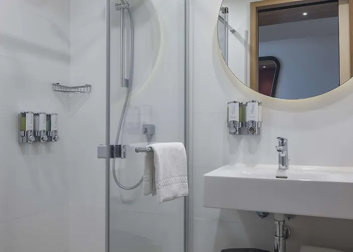 Hotel Hampton By Hilton Airport 4*