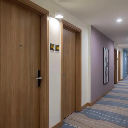 Otel Hampton By Hilton Airport 4*