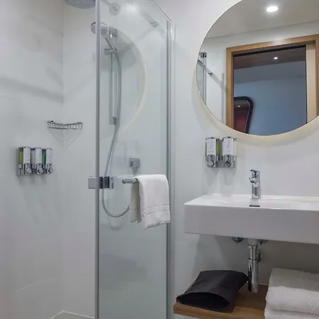 Otel Hampton By Hilton Airport 4*