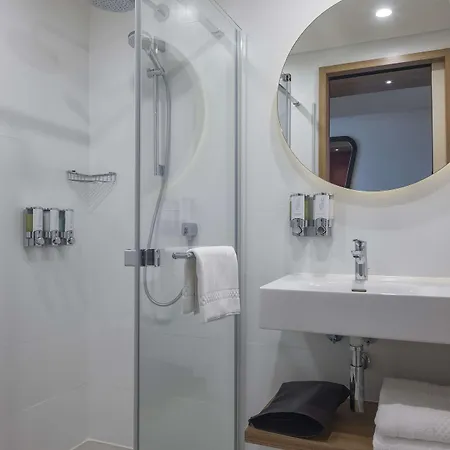 Otel Hampton By Hilton Airport 4*