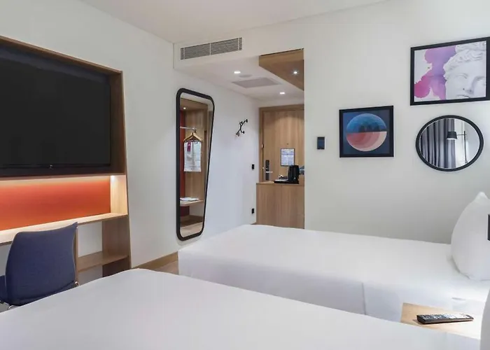 Hotel Hampton By Hilton Airport 4*