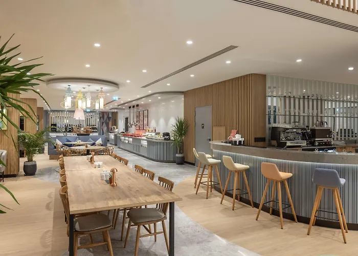 Hotel Hampton By Hilton Airport 4*